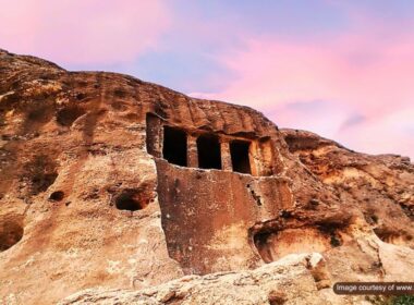 سر در گور دخمه فقره قا در مهاباد