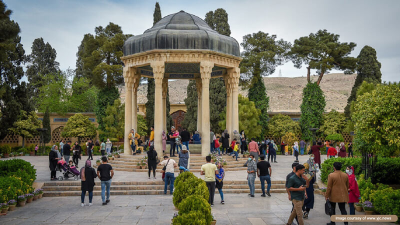 Pilgrimage of Iranians from the tomb of Hafez