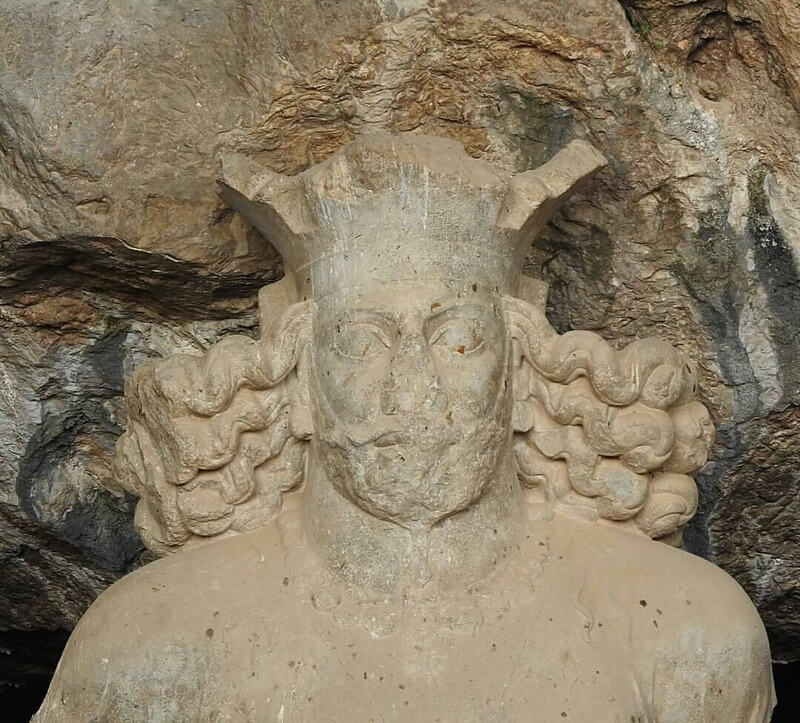Shapur Statue