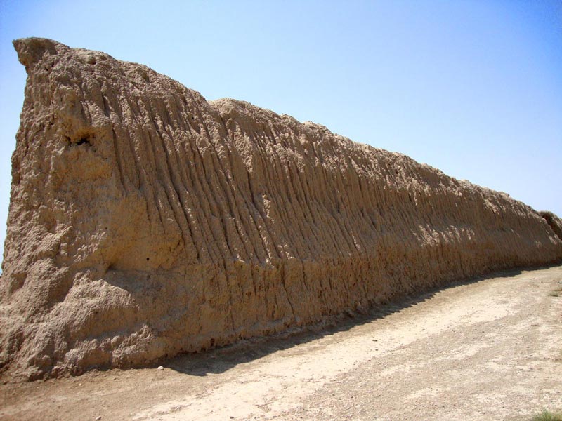 Historical Texture of Damghan Protecting Its City Walls