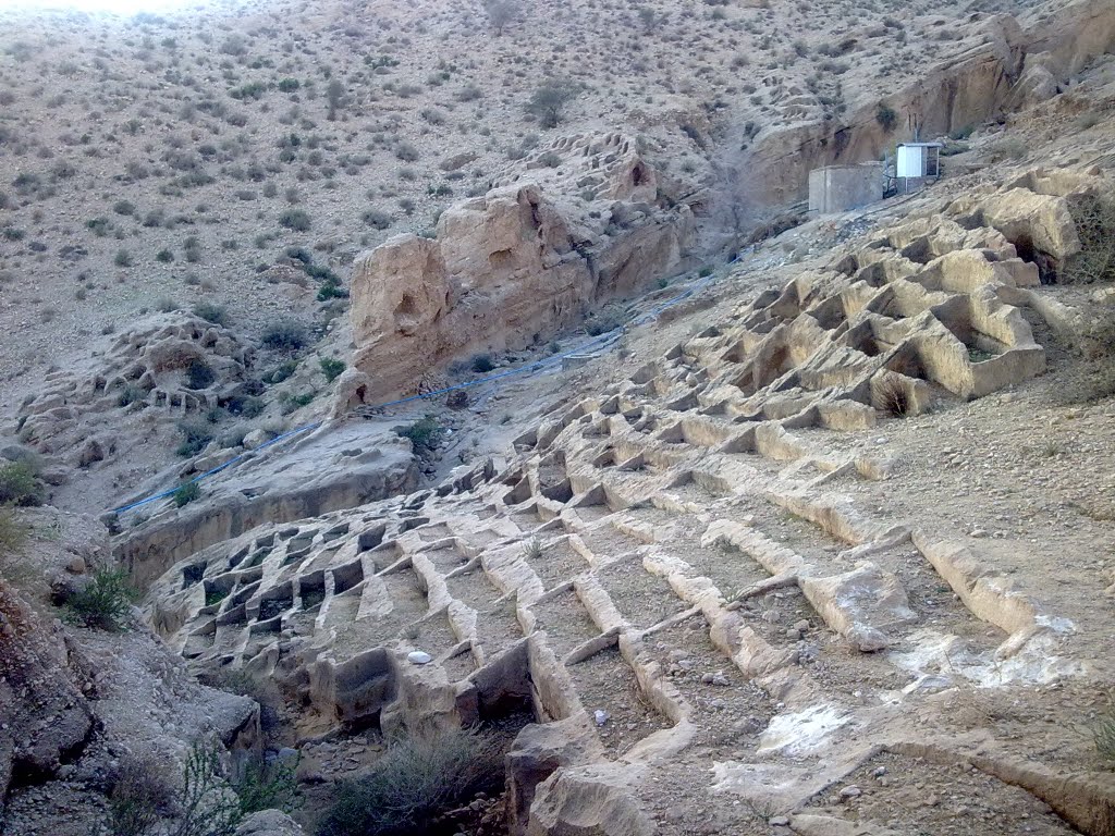 Siraf rock-made graves