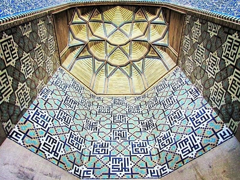 Ma’qeli tilework and Bannai Script in Hakim Mosque of Isfahan