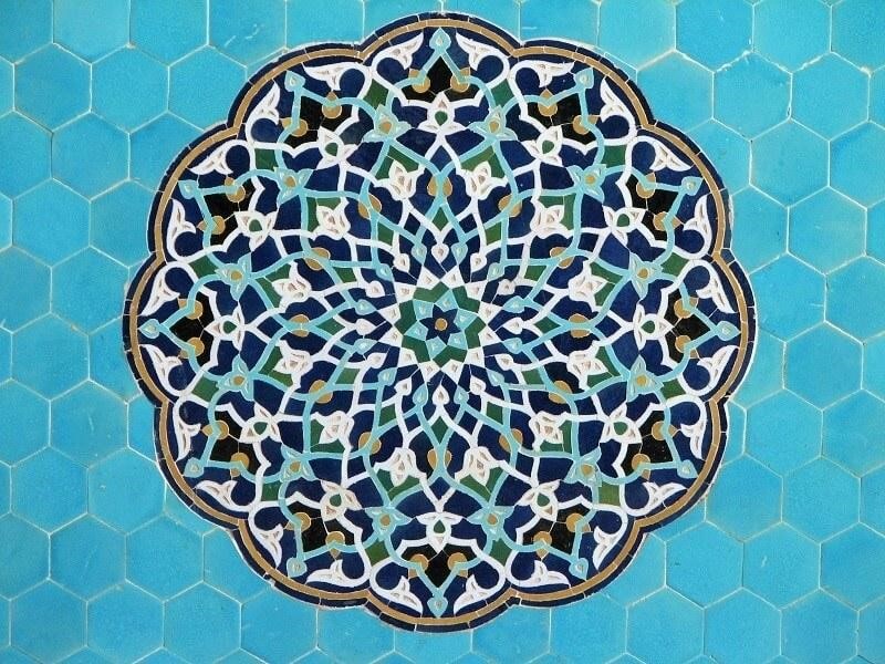 the combination of geometric and Arabesque decorations