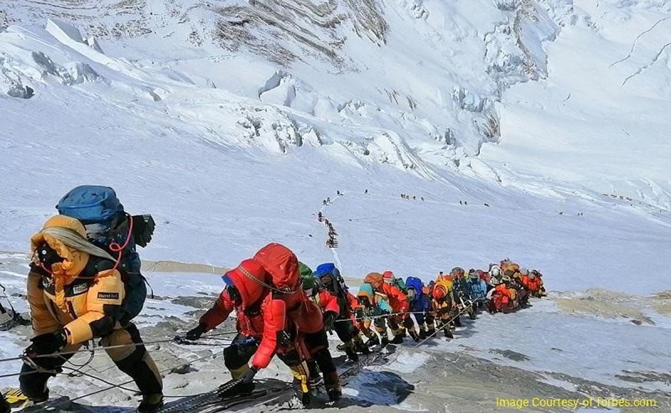 Large mountain climbing group on expedition