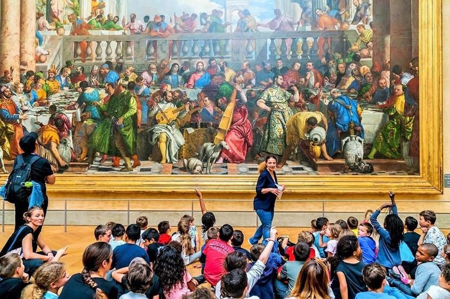 Mass tourism at the Louvre Museum