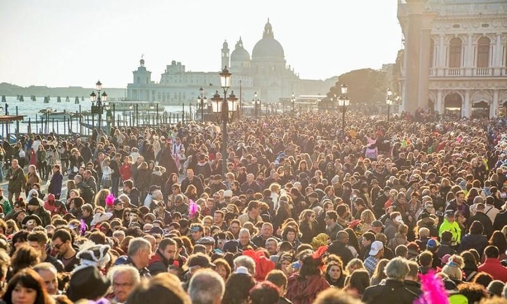 An example of mass tourism: tourist crowds in Venice