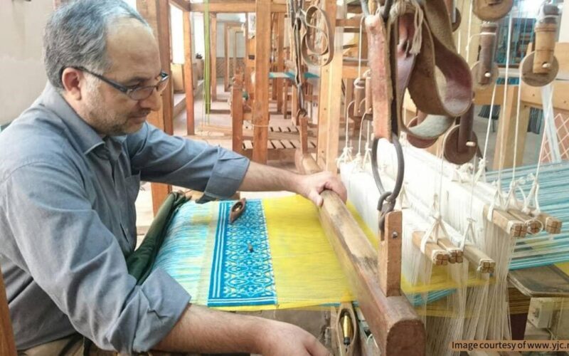 The history of velvet weaving in Iran, a traditional Iranian handicraft