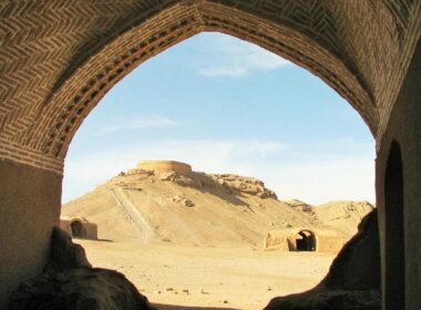 Learn more about the Yazd Zoroastrian dakhma and its architecture