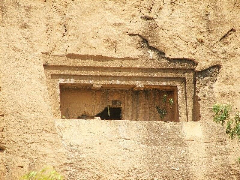 The entrance to Dokkan Davood Grave